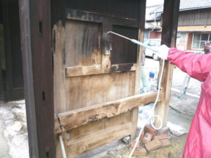 噴霧器でアク取り洗浄剤Ａ３を塗布すると、灰汁が湧き出てきました。