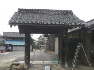 歴史ある群馬県の醸造店の築140年の欅の冠木門