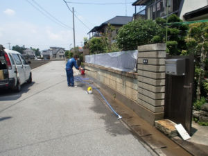 カビ取り洗浄剤Ａ２が塗布された大谷石を洗浄器で洗浄。