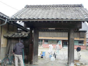 歴史ある群馬県の醸造店の築140年の欅の冠木門