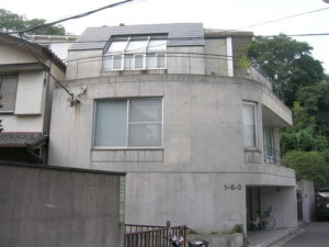 東京文京区の築20年のコンクリート建築の汚れ