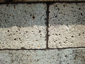 水性防水剤Water Proofを塗布後の大谷石 水性防水剤Water Proofを塗布後の大谷石