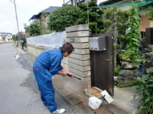 カビ取り洗浄剤Ａ２が塗布された基礎コンクリートを洗浄器で洗浄。