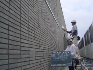 壁面毎にフェイスガードアウト下塗り剤を塗布 壁面毎にフェイスガードアウト下塗り剤を塗布