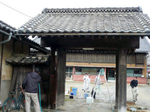 洗浄前の築140年日焼けで汚れた冠木門 洗浄前の築140年日焼けで汚れた冠木門