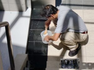 防滑確認後、直ちに中和剤を塗布して水洗い 防滑確認後、直ちに中和剤を塗布して水洗い