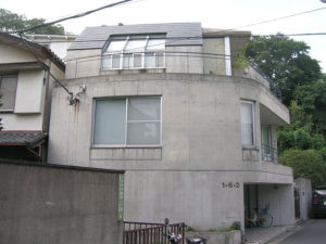 築20年の汚れたコンクリート建築 築20年の汚れたコンクリート建築