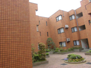 洗浄と塗装後の美観を取り戻したマンションの全景 洗浄と塗装後の美観を取り戻したマンションの全景