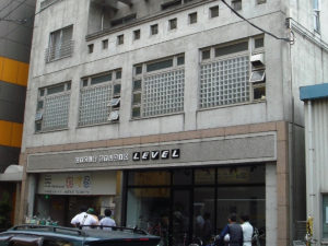 荒川区明治道り傍で煤煙で汚れたコンクリート建築 荒川区明治道り傍で煤煙で汚れたコンクリート建築