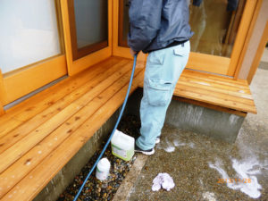 カビ除去にあたり、水養生を行いました。