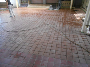 中和後の濡れたタイル床をブロアーで強制乾燥させました。