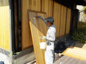 セイフティガードを木製雨戸にささくれ防止塗装